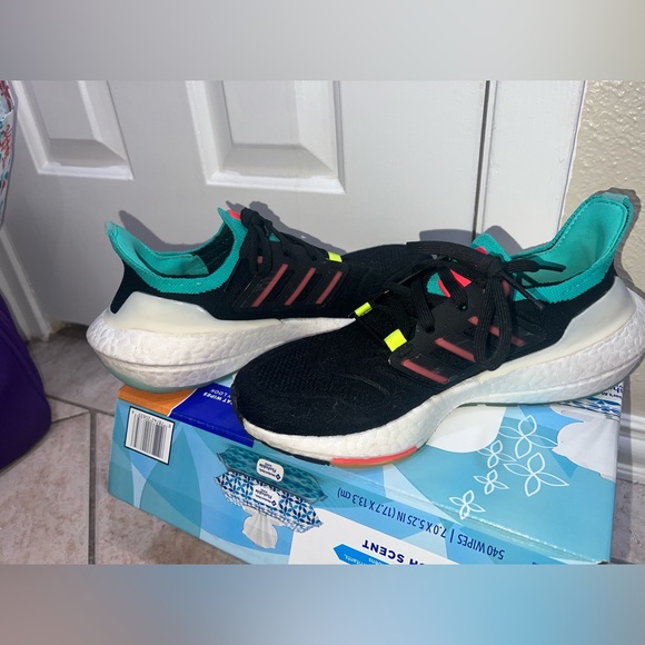 Adidas ultraboost 22 boys grade school size 5.5 fit a women’s size 7. - Picture 4 of 5